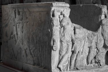 Bu görüntü, Tarragona 'nın güzelliğini ve tarihini, şehrin zengin kültürel mirasının bir kanıtı olan detaylı bir Roma heykeli vasıtasıyla yakalar..