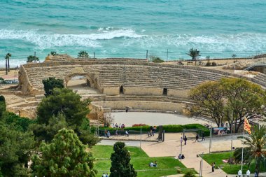 Tarragona, İspanya - 16 Nisan 2024: Katalonya 'da popüler bir turizm merkezi; antik amfitiyatroda tarih ve doğal güzelliğin eşsiz bir karışımı sunuluyor..