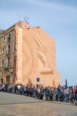 Tarragona, İspanya - 22 Nisan 2024: Tarragona şehri etkinliğin kültürel ve dini ruhunu yansıtan Kutsal Hafta boyunca izleyiciler ve katılımcılarla dolup taşıyor.