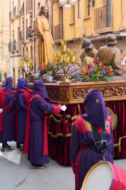 Tarragona, İspanya - 26 Nisan 2024: Tarragona 'da düzenlenen Kutsal Hafta Geçit Töreni, bölgenin zengin tarihi ve kültürünü çağrıştıran geleneksel giysilere ve katılımcılara gösterildi.