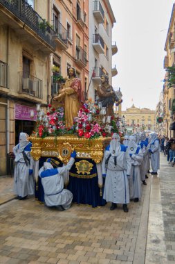 Tarragona, İspanya - 27 Nisan 2024: Kutsal Hafta boyunca kaldırım taşı sokakları coşku ve hürmetle canlandı.
