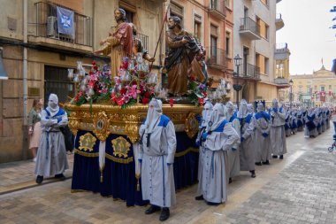 Tarragona, İspanya - 27 Nisan 2024: Nasıralılar, kendilerine özgü başlıklarıyla, bu kutlamaların sembolik bir sembolüdür..