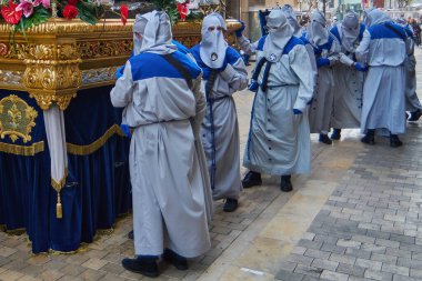 Tarragona, İspanya - 27 Nisan 2024: Dini şamandıralar titizlikle taze çiçekler ve kutsal sembollerle süslenmiştir.