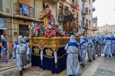 Tarragona, İspanya - 27 Nisan 2024: Bu törende inananlar inanç ve bağlılıklarını gelenek ve ciddiyetle ifade ederler.