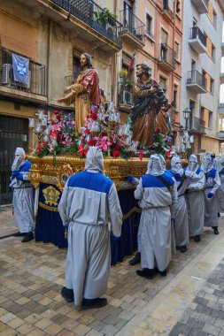 Tarragona, İspanya - 27 Nisan 2024: Nasıralılar saygıyla ilerlerken atmosfer maneviyatla doludur.