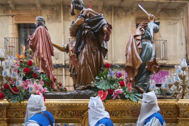 Tarragona, İspanya - 27 Nisan 2024: Canlı renkler ve ciddiyet bu son derece anlamlı törenle iç içe geçmiş.