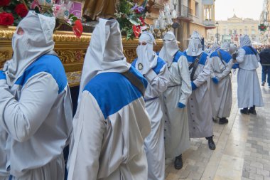 Tarragona, İspanya - 27 Nisan 2024: Tarih ve inanç İspanyol kültürüne dayanan bu gelenekte birleşti.