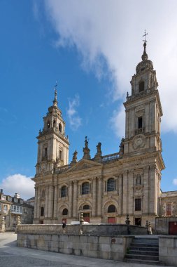 Lugo, İspanya - 29 Nisan 2024: Katedral, açık mavi gökyüzü altında ayrıntılı ve zarif mimarisini sergileyerek görkemli bir şekilde ayakta duruyor.