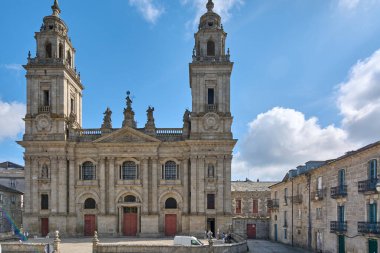 Lugo, İspanya - 29 Nisan 2024: Katedralin önündeki plaza bu mimari harikanın engelsiz bir manzarasını sunuyor. Lugo Katedrali
