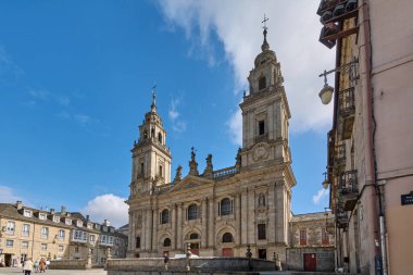 Lugo, İspanya - 29 Nisan 2024: Gökyüzünde yükselen kulelerle tarihi bir katedralin etkileyici manzarası. Lugo Katedrali