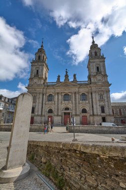 Lugo, İspanya - 29 Nisan 2024: Neoklasik cephe ve taştaki maymun şapelleri. Lugo Katedrali