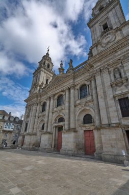 Lugo, İspanya - 29 Nisan 2024: Katedralin önündeki plaza, Lugo 'nun mimari harikalar katedralinin önünü tıkamıyor.