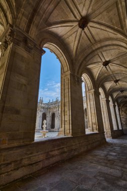 Lugo, İspanya - 05 Mayıs 2024: Süslü sütunları ve etkileyici cepheleriyle Lugo Katedrali manastırı, geçmişteki kurucuların işçiliğinin ve adanmışlığının bir kanıtıdır..