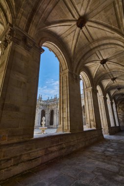 Lugo, İspanya - 05 Mayıs 2024: Süslü sütunları ve etkileyici cepheleriyle Lugo Katedrali manastırı, geçmişteki kurucuların işçiliğinin ve adanmışlığının bir kanıtıdır..
