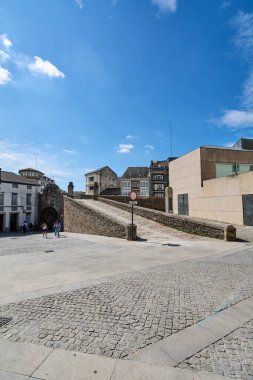 Lugo, İspanya - 08 Mayıs 2024 Lugo 'da eski binalar ve barışçıl bir atmosferi olan bir kaldırım taşı sokağının huzuru.