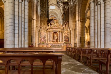 Lugo, İspanya - 09 Mayıs 2024: Lugo Katedrali 'nin iç kesiminin nefes kesici görüntüsü göksel aydınlatma mimari ayrıntıları sunuyor.