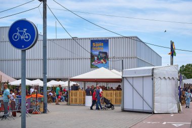 Viladecanlar, Barselona, İspanya-26 Mayıs 2024: Ziyaretçiler geçici kabinleri ve şenlikli atmosferiyle Sant Isidro fuarının açık hava festivallerine katıldılar.