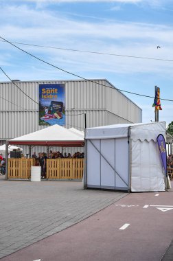 Viladecanlar, Barselona, İspanya-26 Mayıs 2024: Viladekan 'daki Sant Isidro panayırı, beyaz tezgahları ve şenlikli atmosferiyle parçalı bulutlu gökyüzü altında ziyaretçileri cezbediyor