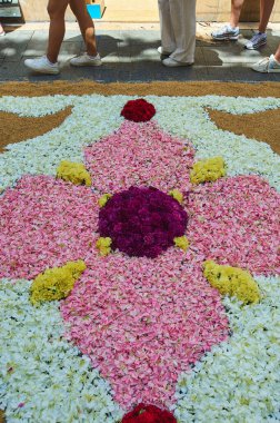 Özel bir olay sırasında, doğanın güzelliğini ve çeşitliliğini gösteren bir sokakta sanatsal ve canlı bir çiçek tasarımı..