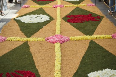 Bir festivalde çiçek aranjmanı, Sitges 'in doğal güzelliğinin ve kültürel geleneğinin bir ifadesi..