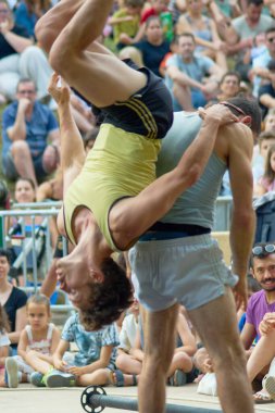 Viladecasn, İspanya - 11 Haziran 2024: İki sporcu bir spor müsabakasında zaferlerini kutluyor, biri diğerini omuzlarında taşıyor ve neşe ve zaferin dinamik bir imajını yaratıyor..