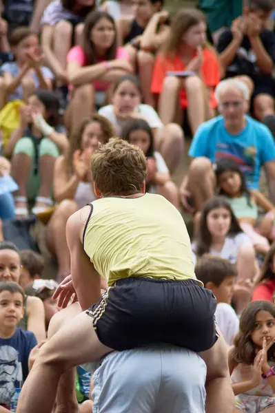 stock image Viladecasn, SPAIN - JULY 11, 2024: Photograph capturing two athletes at a crucial moment in a competition, demonstrating endurance and teamwork.