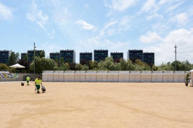 Viladecasn, İspanya - 12 Ağustos 2024: Büyük bir olaydan sonra kentsel hizmet çalışanları titizlikle kamu alanını temizliyor.