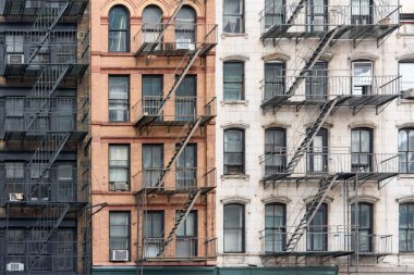 New York, ABD - 27 Ağustos 2024: New York 'ta birbirine zıt mimari tarzlara sahip iki binanın ve şehrin özünü yansıtan harici yangın çıkışlarının detaylı görüntüsü.