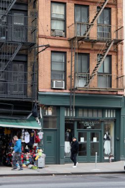 New York, ABD - 29 Ağustos 2024: Çin Mahallesi 'nde Brooklyn giyim mağazası ve kaldırım satışları New York' un canlı atmosferini yakalıyor..