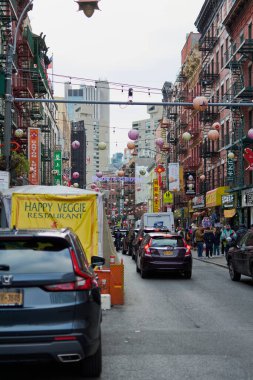 New York, ABD - 29 Ağustos 2024: Şehir sahnesi renkli işletmeler ve geleneksel Çin dekorasyonları arasında günlük hareketleri yakaladı.