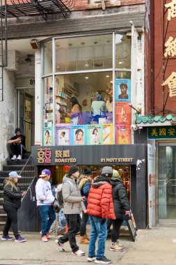 New York, ABD - 29 Ağustos 2024: 81 Mott Caddesi 'nin sokak manzarası Çinli ve yoldan geçenlerin baktığı bir güzellik salonunu gösteriyor. Şehir kültür bölgesinin hareketli atmosferini yakalıyor..