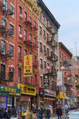 New York, ABD - Eylül 07.2024: Çin Mahallesi, New York 'ta Çin karakterleri ve geleneksel fenerlerle süslenmiş binaların yoğun bir görüntüsü. Mahallenin kültürel zenginliğini ve dinamik atmosferini yakalıyor..