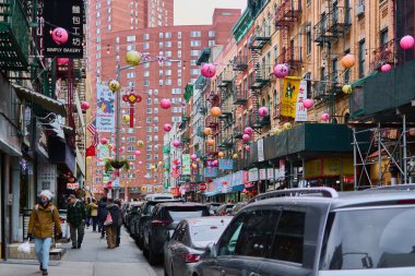 New York, ABD - Eylül 07.2024: Bu görüntü Çin Mahallesi, New York 'ta fenerler ve geleneksel Çin tabelasıyla süslenmiş işlek bir caddeyi yakalıyor..
