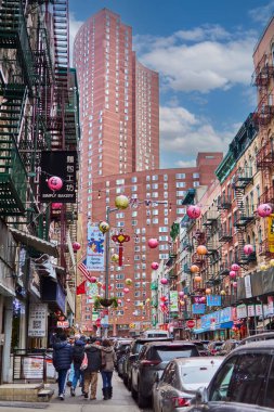 New York, Amerika Birleşik Devletleri -13 Eylül 2024: Çin Mahallesi, New York 'ta asma süslemeleri ve çeşitli dükkanları olan hareketli bir caddenin görüntüsü. Çok kültürlü ve New York 'u yansıtıyor.
