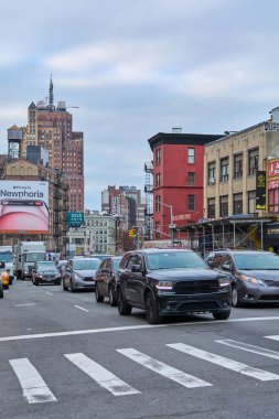 New York, ABD -13 Eylül 2024: Bu görüntü, Çin Mahallesi, New York 'ta birden fazla araç ve ön planda öne çıkan siyah bir SUV' nin yer aldığı işlek bir caddeyi çekiyor..