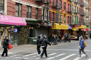 New York, Amerika Birleşik Devletleri - Eylül 07.2024: Çin Mahallesi, New York 'ta yayalar, renkli mağaza işaretleri ve çeşitli kültürel öğelerin sergilendiği enerjik bir sokak sahnesi. Bu kentsel bölgenin canlı atmosferini vurgular