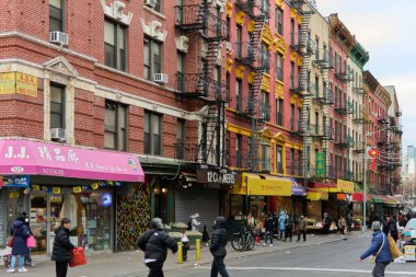 New York, ABD - Eylül 07.2024: Çin Mahallesi, New York 'ta yayalar, renkli mağazalar ve çeşitli kültürel tabelaların yer aldığı canlı bir sokak sahnesi. Bu hareketli kentsel mahallede günlük yaşamın özünü yakalar..