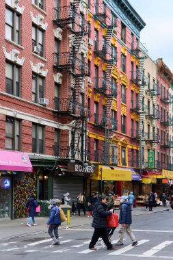 New York, ABD - 14 Eylül 2024: Çin Mahallesi 'nde yayaların ve dükkanların yer aldığı kentsel manzara, ikonik bir mahallede kültürel çeşitlilik ve günlük yaşamın gösterilmesi.