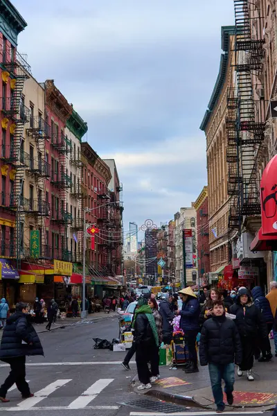 New York, ABD -14 Eylül 2024: New York 'taki Çin Mahallesi renkli binalar ve çeşitli kültürlerle canlı şehir yaşamını gözler önüne seriyor. Şehrin çeşitliliğini ve dinamizmini temsil etmek için mükemmel..