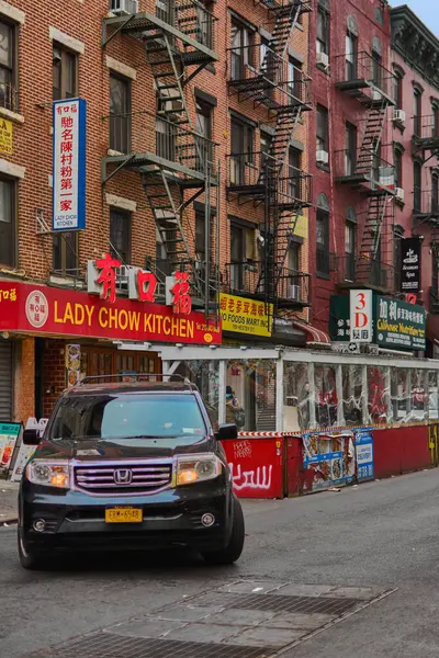 New York, ABD - 14 Eylül 2024: New York 'un Çin Mahallesi' nin yangın çıkışları ve Çin tabelasının yer aldığı kentsel manzara, çok kültürlülüğün özünü yakalıyor.