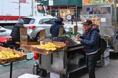 New York, Amerika Birleşik Devletleri -16 Eylül 2024: Çin Mahallesi, New York 'ta İngilizce ve Çince işaretleri ve günlük aktiviteleri olan bir caddenin ayrıntılı görüntüsü. Şehir hayatı ve kültürel çeşitlilik projeleri için mükemmel..