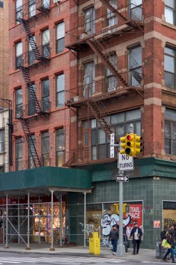 New York, ABD - 16 Eylül 2024: Mimari ayrıntılara sahip bir binanın köşesi ve canlı New York 'un Çin Mahallesi' ndeki yangın çıkışı.