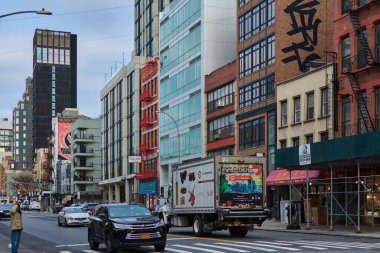 New York, ABD - 16 Eylül 2024: Mimarinin ilginç bir karışımı arasında hareket eden araçlarla günlük yaşamı gösteren New York kentsel sahnesi.