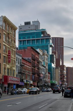 New York, ABD - 16 Eylül 2024: Temiz bir gökyüzü altında modern ve klasik binaların bulunduğu canlı bir New York caddesinin görüntüsü, şehrin canlı özünü yansıtıyor.