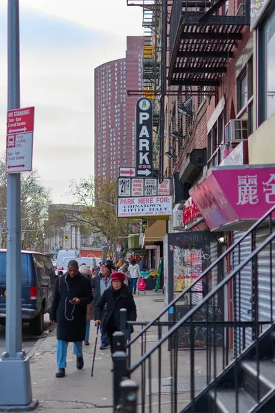 New York, ABD -19 Eylül 2024: New York 'un iki dilli işaretlerden herkes için ulaşılabilir yollara kadar uzanan Çin Mahallesi' nin erime potasını deneyimleyin.