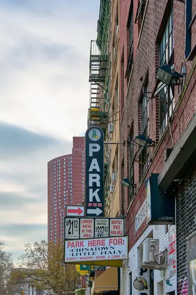 New York, Amerika Birleşik Devletleri - 19 Eylül 2024: New York 'un canlı caddelerinde dolaşın Doğu ve Batı arasında hareketli kaldırımlar ve ikonik yangın merdivenleri arasında