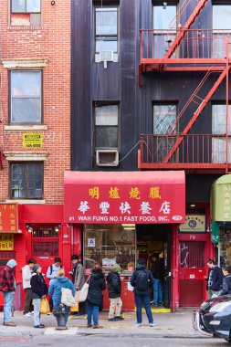 New York, Birleşik Devletler - 21 Eylül 2024: Meşhur Wah Fung No. Çin Mahallesi, New York 'ta 1 Fast Food müşteriler bekliyor ve şehir atmosferi var..