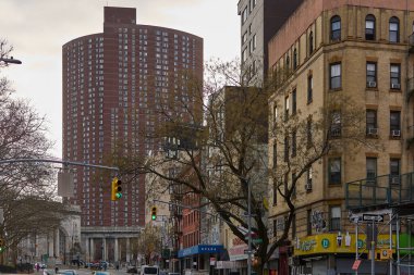 New York, Amerika Birleşik Devletleri - 21 Eylül 2024: New York sokaklarında her gün yüksek binalar, arabalar ve yayalar yeşil trafik ışıklarının altından geçiyor. Görüntü, şehrin aceleci ve karakteristik mimarisini yakalar..