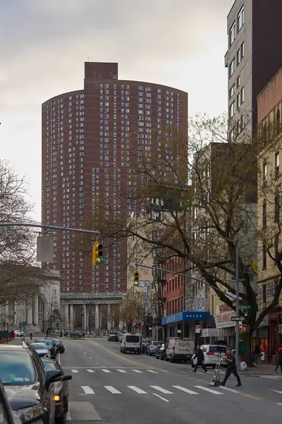 New York, ABD - 21 Eylül 2024: Sonbaharda veya kışın yapraksız ağaçlar, trafik ve yürüyen insanlarla New York caddesinin manzarası. Şehir yaşamını ve şehrin sürekli hareketini temsil etmek için ideal..