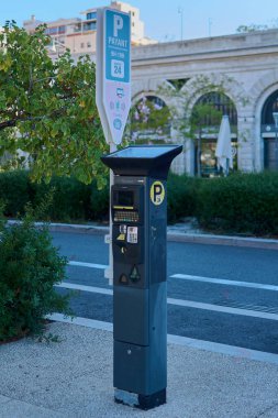 Marsilya. Fransa - 21 Ekim 2024: Bu resim, Fransa 'nın Marsilya kentindeki arabaları park etmek için kullanılan bir bilet makinesini tasvir ediyor. Bu makina, sokak park cezalarını düzenlemek ve sürücülerin geçerli park cezaları almasını sağlamak için gereklidir..